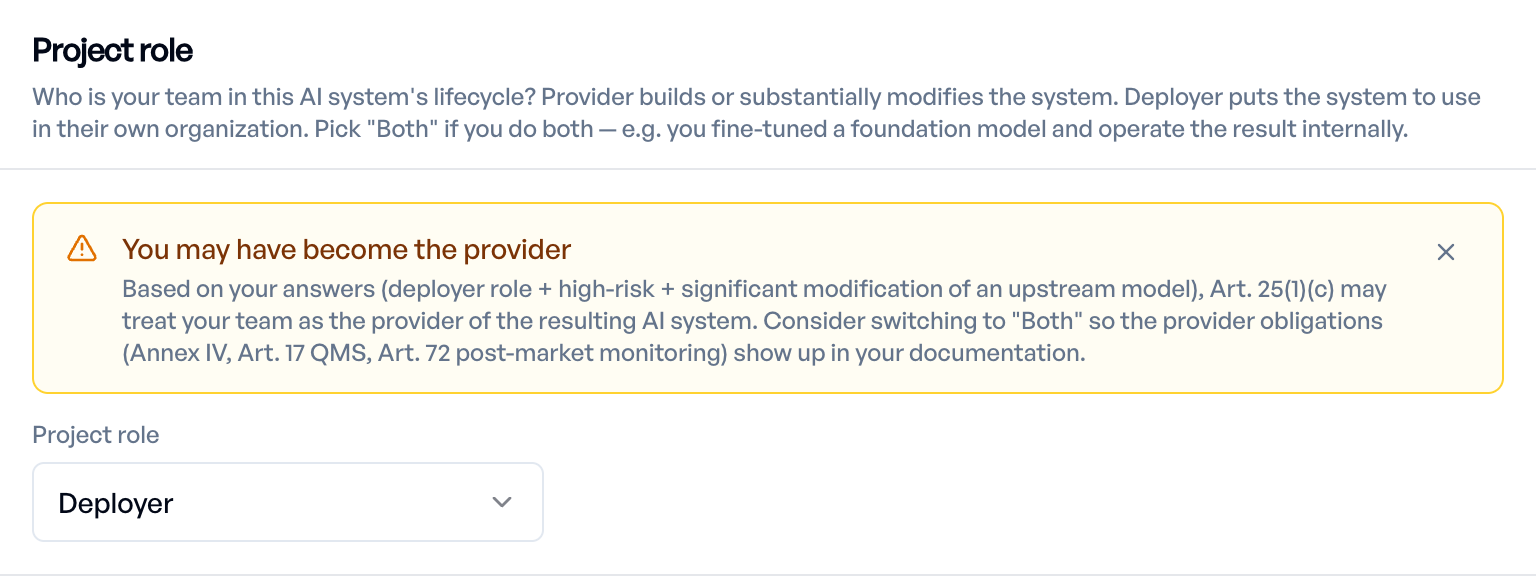 Screenshot des Compliance-Assistenten von elluminate beim Schritt "Projektrolle". Das Rollen-Dropdown steht auf Betreiber. Ein hervorgehobener Hinweis mit der Überschrift "Sie könnten zum Anbieter geworden sein" erklärt, dass die Angaben (Rolle Betreiber plus Hochrisiko plus wesentliche Veränderung eines vorgelagerten Modells) das Team nach Artikel 25(1)(c) als Anbieter des entstandenen Systems behandeln könnten, und schlägt vor, die Rolle auf "Beides" zu setzen, damit die Anbieterpflichten (Anhang IV, Qualitätsmanagement nach Artikel 17, Beobachtung nach dem Inverkehrbringen nach Artikel 72) in der Dokumentation auftauchen. Der Hinweis lässt sich schließen — die endgültige Entscheidung trifft der Nutzer.